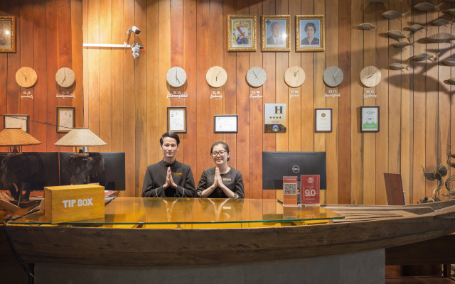 Отель Monivong Clover Hotel