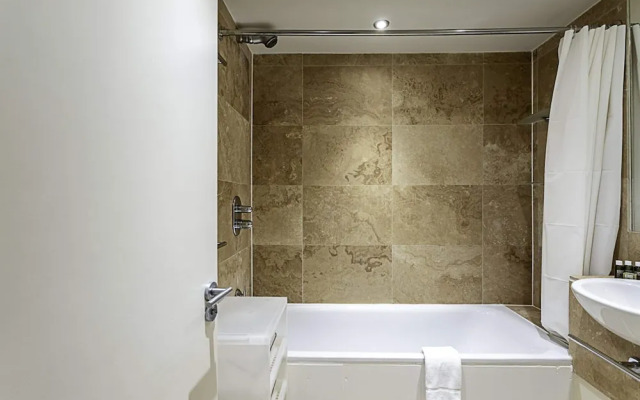 Cosy Kensington Two Bedroom Flat