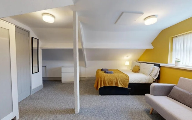 Central, Stunning 3-bed House - Free Parking