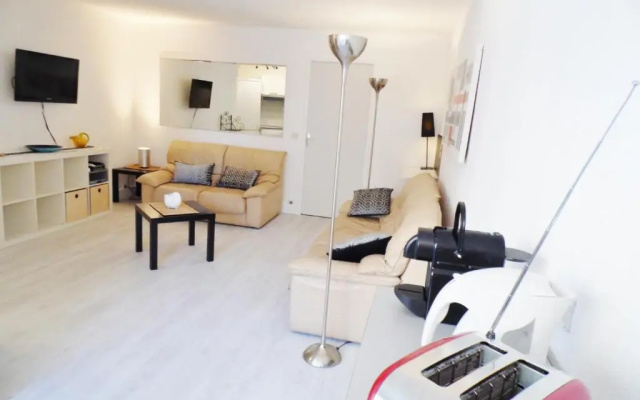 CANNES plage 2mn/45m2/vue mer/inernet/clim/parking privé