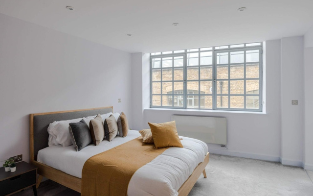 The Eyre Suite Two - Farringdon - by Frankie