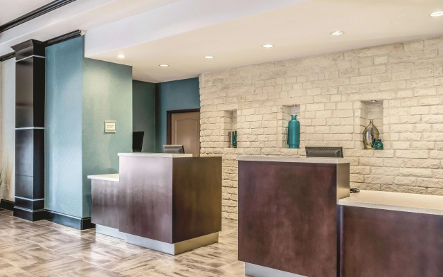 La Quinta Inn & Suites by Wyndham Dallas Grand Prairie South