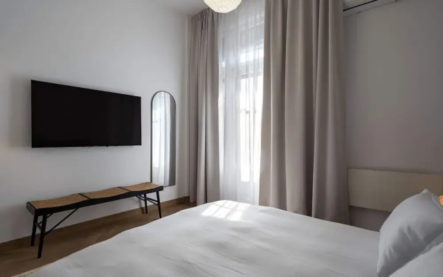 Calea 3BR Victoriei Stunner - Two Living Rooms - Balconies on the Avenue