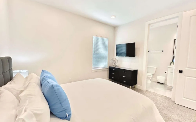 Northside Retreat Chic 3 Bdr, Pet Friendly!