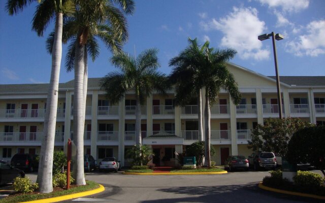 HomeTowne Studios by Red Roof Fort Lauderdale in Fort Lauderdale, United States of America from 90$, photos, reviews - zenhotels.com hotel front