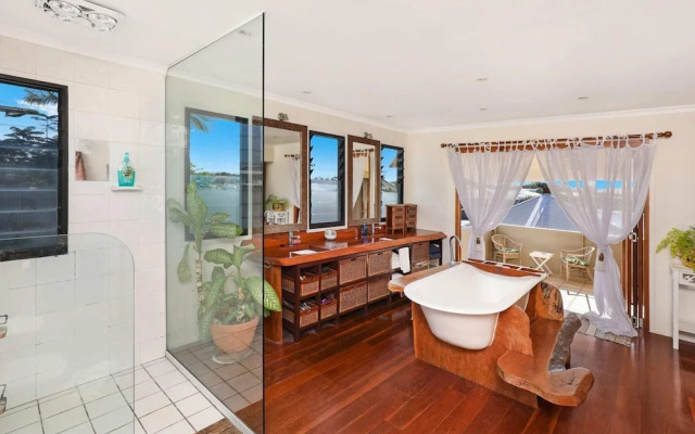 Schman55-Waterfront, Resort-Style Entertainer