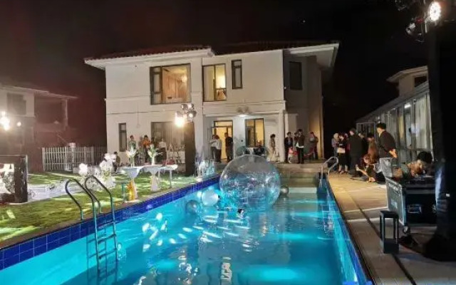 Qinyuan Lake View Pool Villa