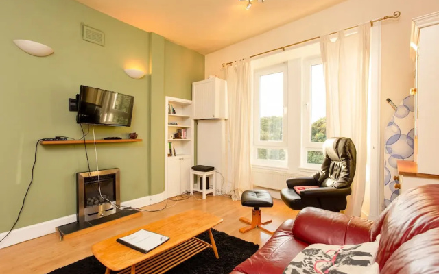 1 Bedroom Apartment Overlooking Park