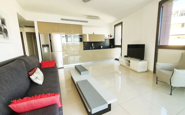 Design Apt Parking Included 2BDR TL16