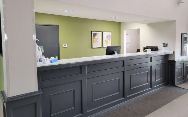 Super 8 by Wyndham Aurora/Naperville Area