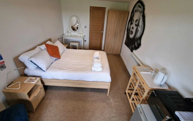 Relaxing Room With Ensuite Rutland Point