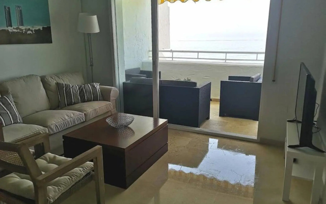 Amazing 3bedroom flat with seafront views & pool by SharingCo