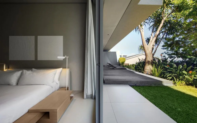 008 Bond Villa