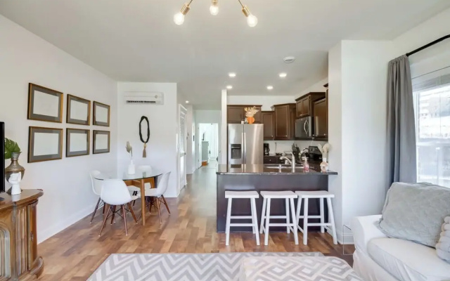 Walkable Lynchburg Condo w/ Private Balcony