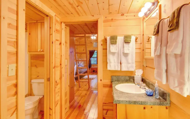 Hendersonville Creekside Cabin: Near Dupont Forest