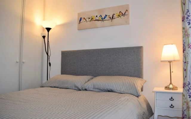 2 Bed Historical Christchurch With Parking