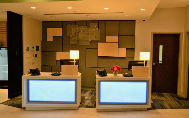 Holiday Inn Express & Suites Lexington Park-California by IHG
