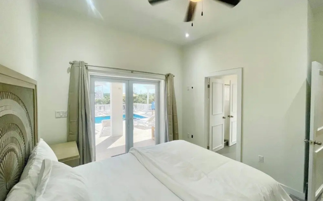 Palms Paradise: Romantic Beach House