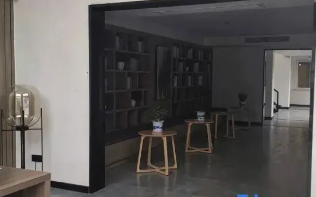 Xinxiang Jiuyi Yaju Hotel (Baicheng University Town)