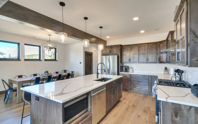 In Granby Ranch Ski Resort: Sleek Home w/ Hot Tub!