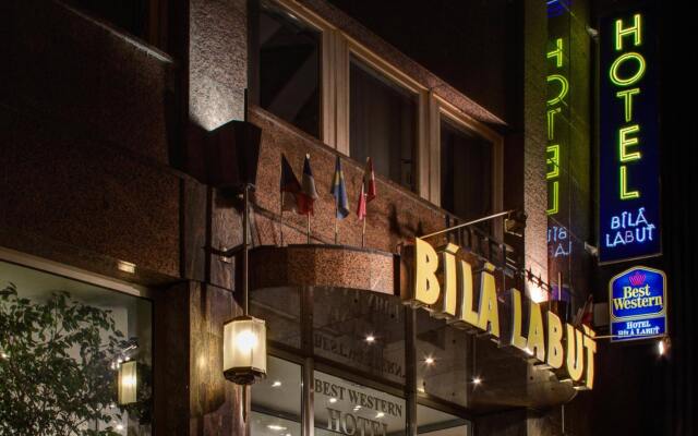 Отель Luxury Family Hotel Bila Labut Чехия, Прага - - забронировать отель Luxury Family Hotel Bila Labut, цены и фото номеров вид на фасад