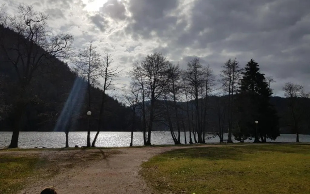 A 2 pas du lac