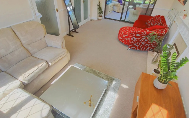 Bright and Spacious Holiday Home in Bradley Stoke