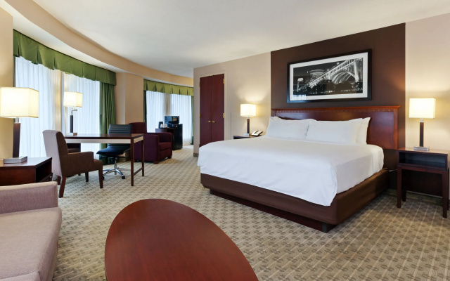 Crowne Plaza Cleveland at Playhouse Square by IHG
