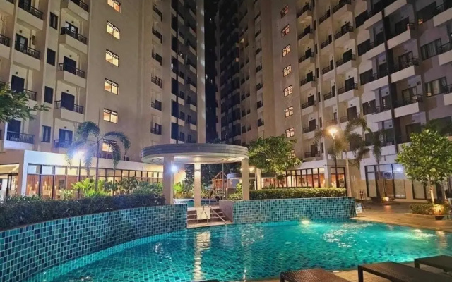 Steps to SM Bicutan w/Balcony/ Near Airport/D+/ FLX/ Karaoke/ Wifi
