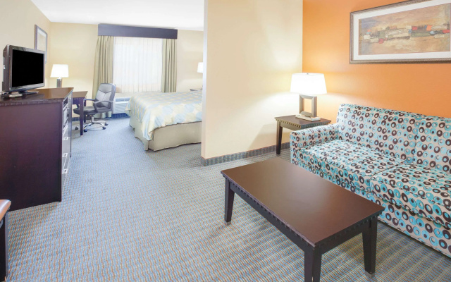 Days Inn & Suites by Wyndham Russellville