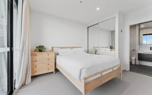 Perfect Location 1-bed With Balcony, BBQ & Parking
