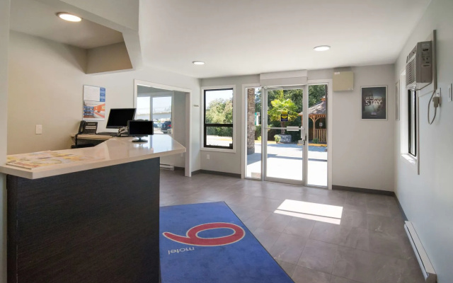 Motel 6 Victoria Airport Saanichton
