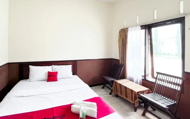RedDoorz at Penginapan Garuda Batu