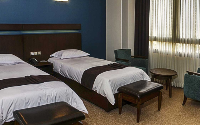 Eskan Alvand Hotel