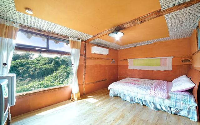 Seogwipo Pyeonwoon Sanjang Pension