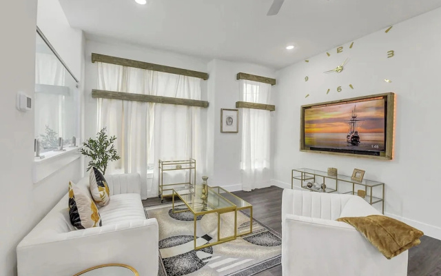 Luxe 3 BR w/ Garage + Patio, 5 min NRG & Med Ctr