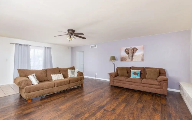 Spacious, Exquisite 4-bed Home in Tucson