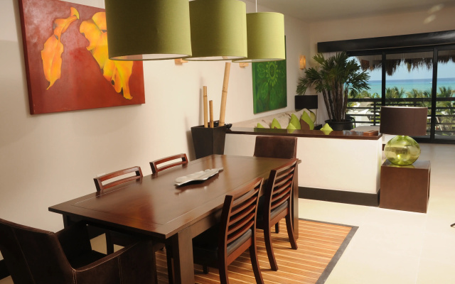 Aldea Thai by oceanfront