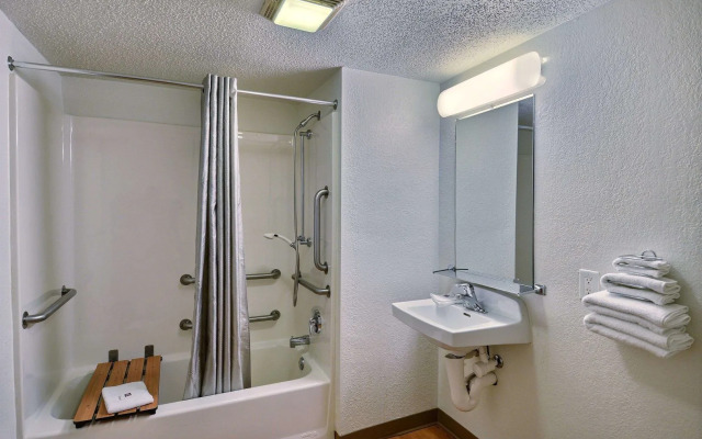Motel 6 Tewksbury, MA - Boston