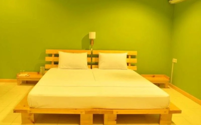 Yellow Rehendhi Inn