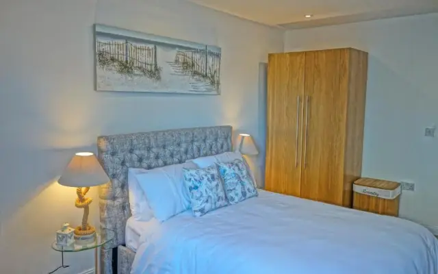 Penthouse Swansea Marina City Centre 100m from Beach