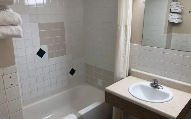 Rodeway Inn & Suites