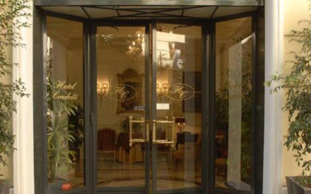 Hotel Condotti вид на фасад