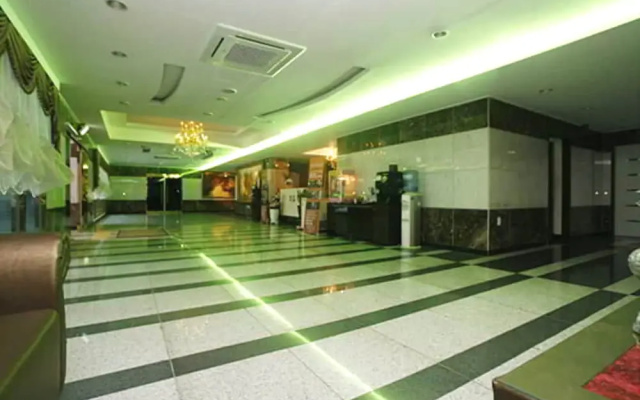 Two Be In Tourist Hotel