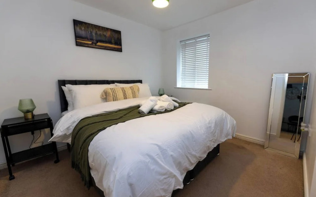Charming 5-bedroom Townhouse in Central Gloucester