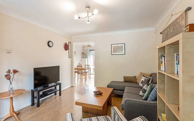 Beautiful 3 Bed House W Patio 10 Mins to Excel