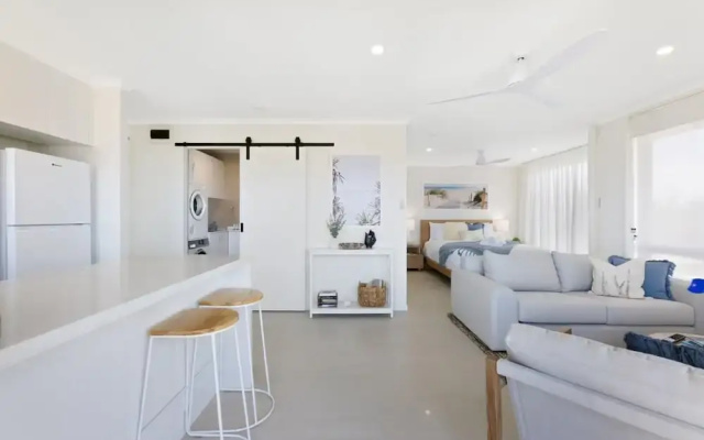 Beachfront Studio With Balcony & Stunning Views