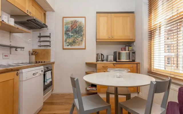 Spacious, Light-Filled 2 Bedroom Apartment
