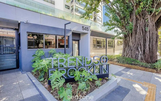 Apt w/ Balcony, Minutes From the Subway Ctb2405
