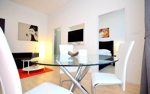 Апартаменты Vienna Residence Lovely Apartment With Space for 2 Close to the Subway Вена комната для гостей